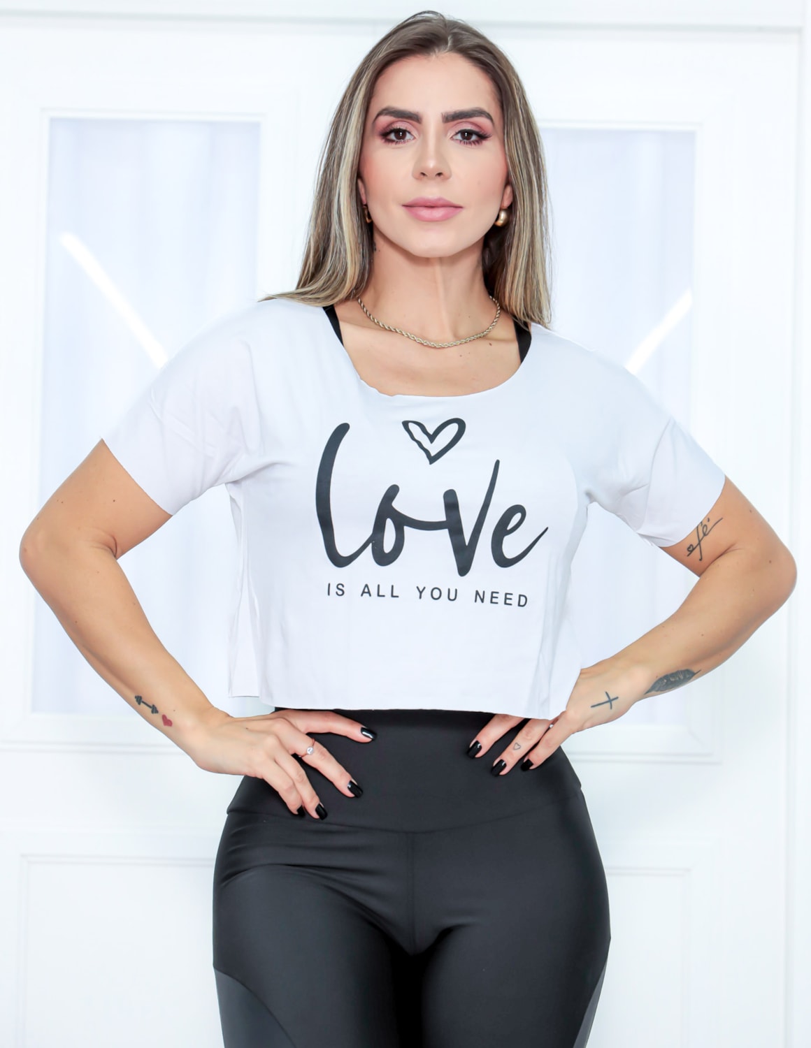 Blusa Cropped Academia Feminina com Mangas e Estampa - LOVE IS ALL YOU