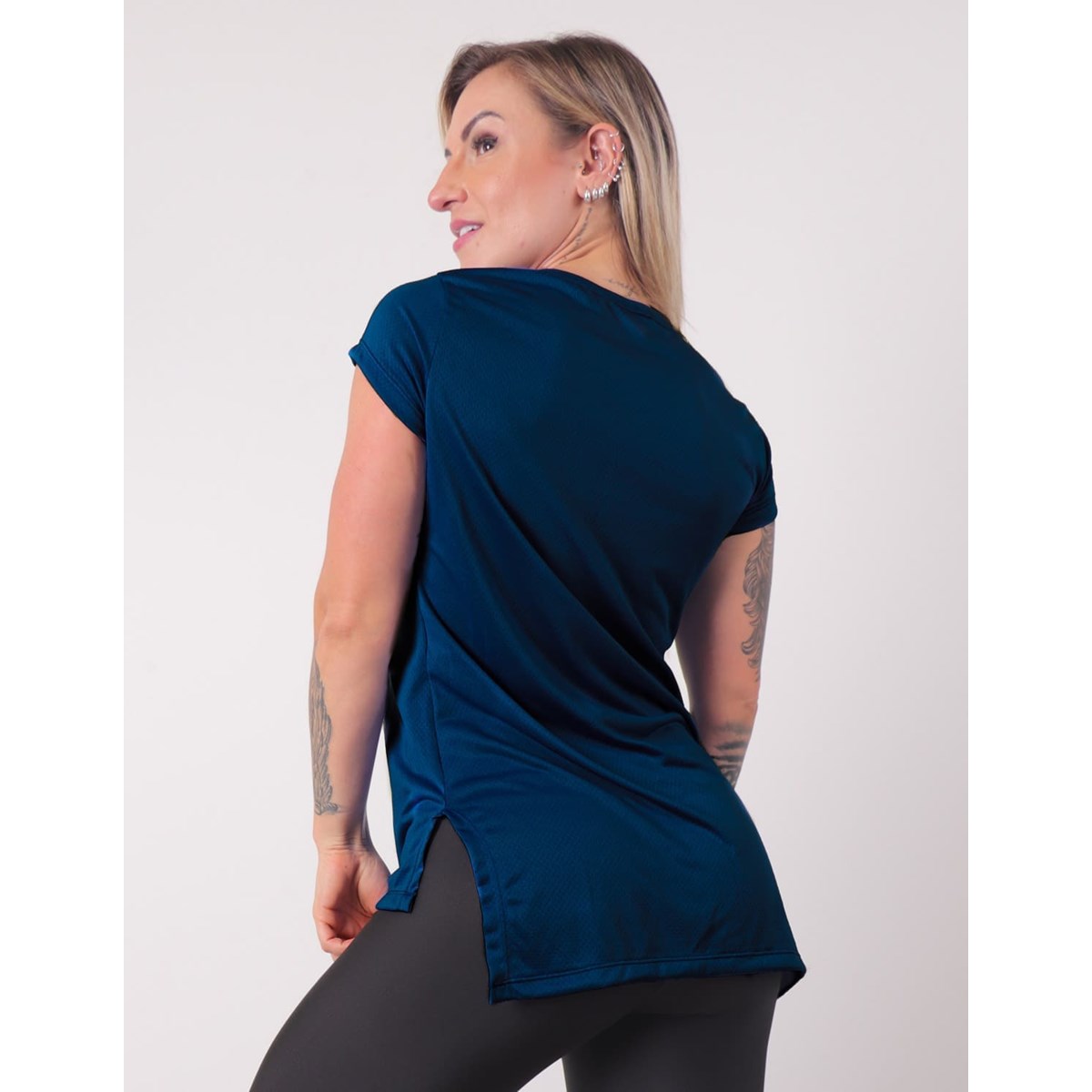 Blusa Feminina em Dry Fit Alongada com Manguinhas Azul Marinho | Ref: 4.4.4461-18