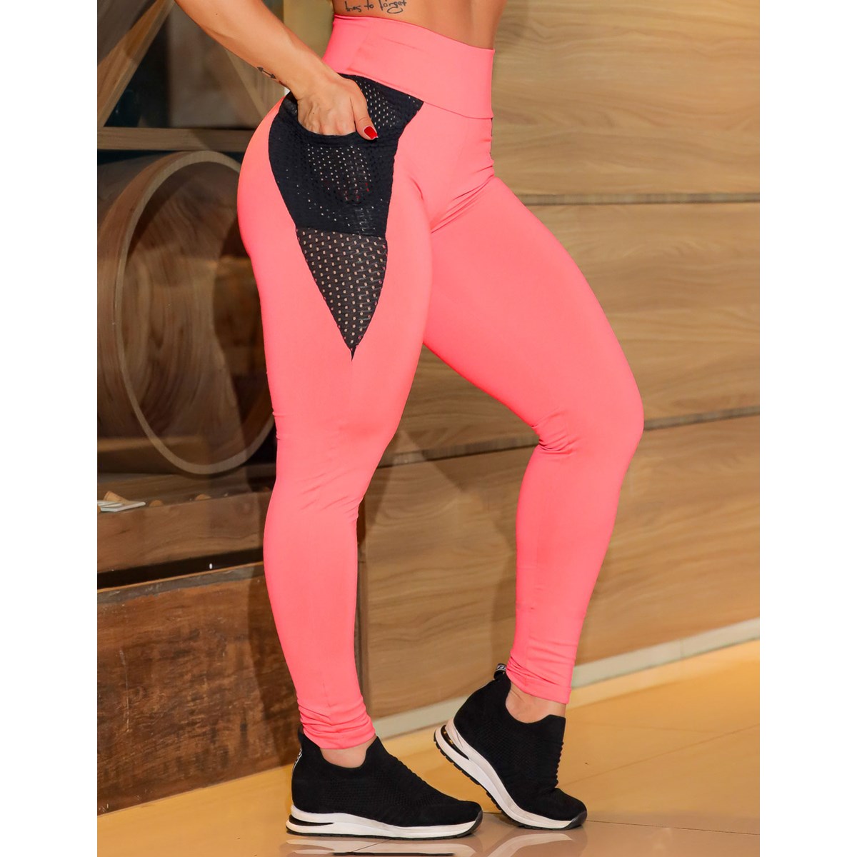 Calça Empina Bumbum Rosa Neon com Bolsos de Tela de Poliamida | Ref: 4.4.4296-3901