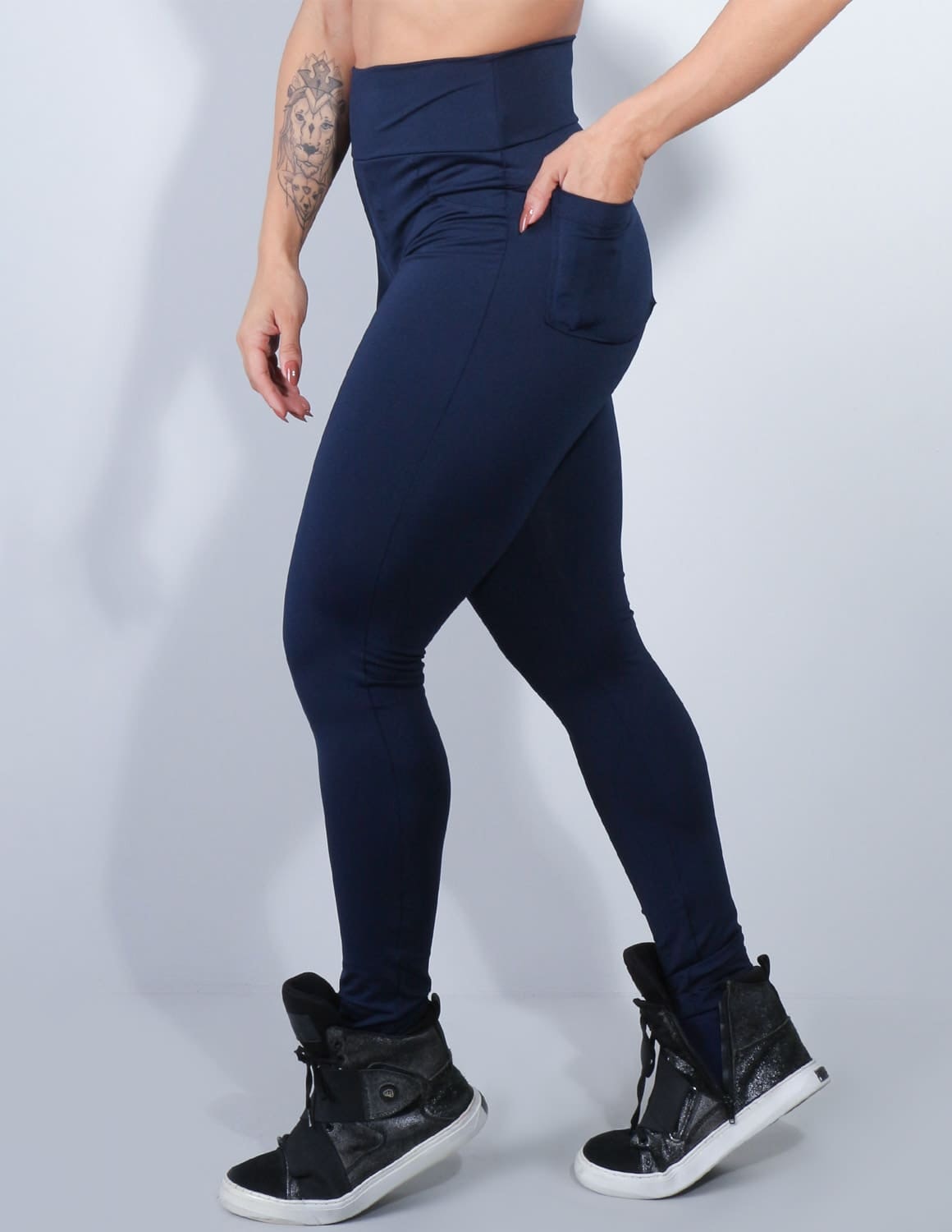 Calça Feminina Azul Marinho com Bolsos