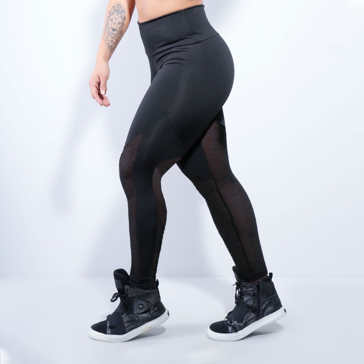 Calça Feminina Preta com Recortes de Tela | Ref: 4.4.4206-01