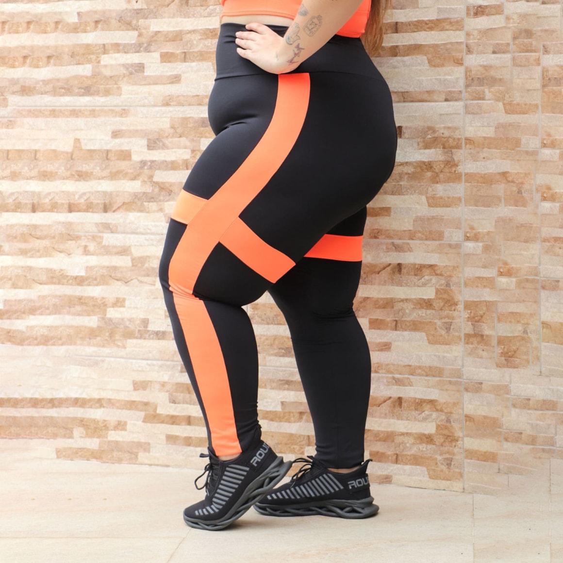 Calça Fitness Plus Size Preta com Recortes Laranja Neon | Ref: 4.4.413