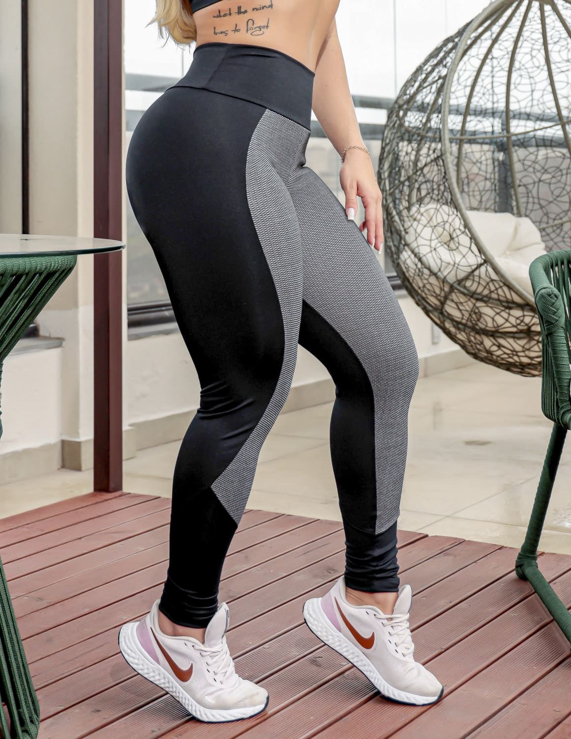 Calça Legging Com Recorte Frontal em Tecido Jacquard Ref: