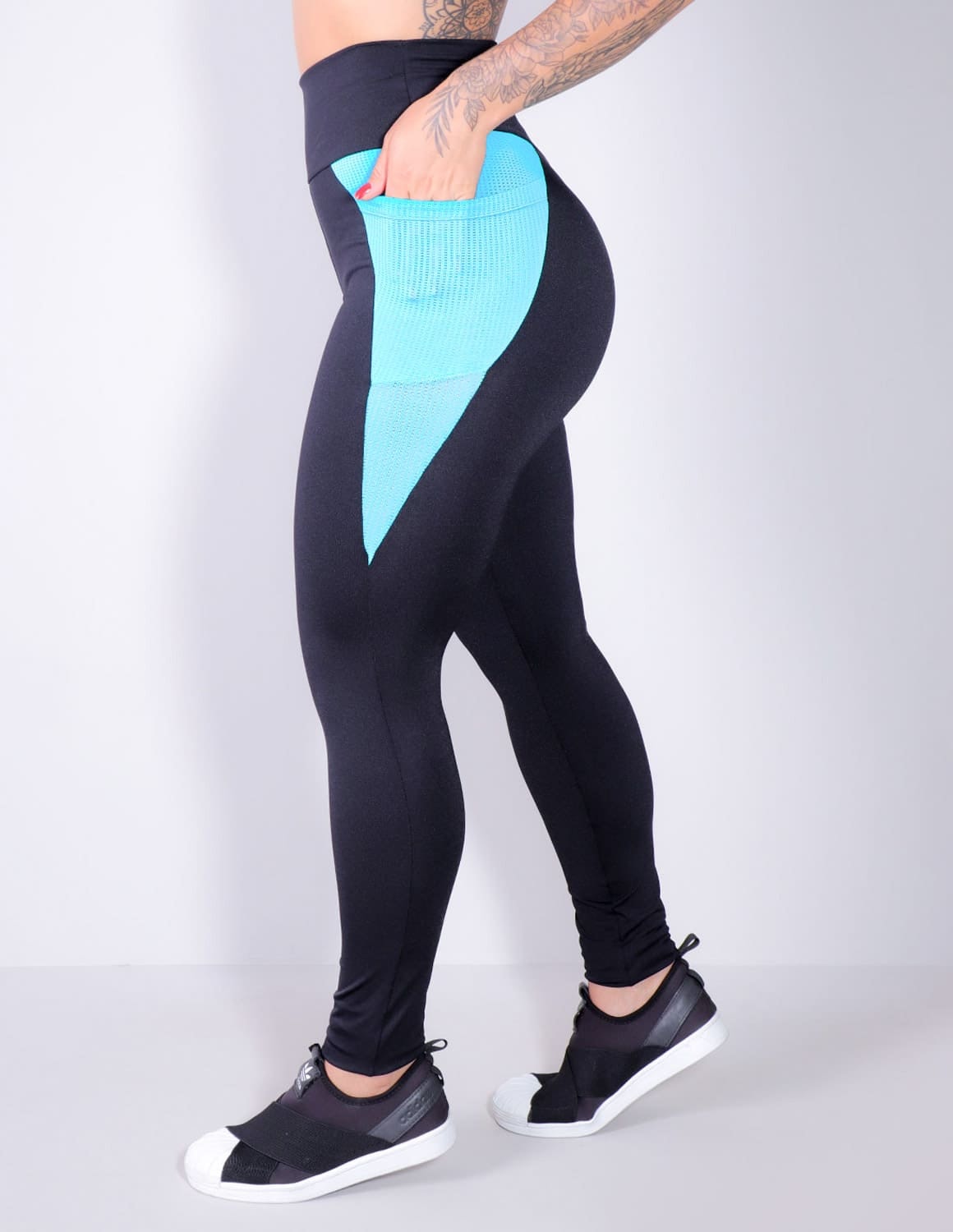 Calça Legging Empina Bumbum Preta com Tela e Bolsos Ref: