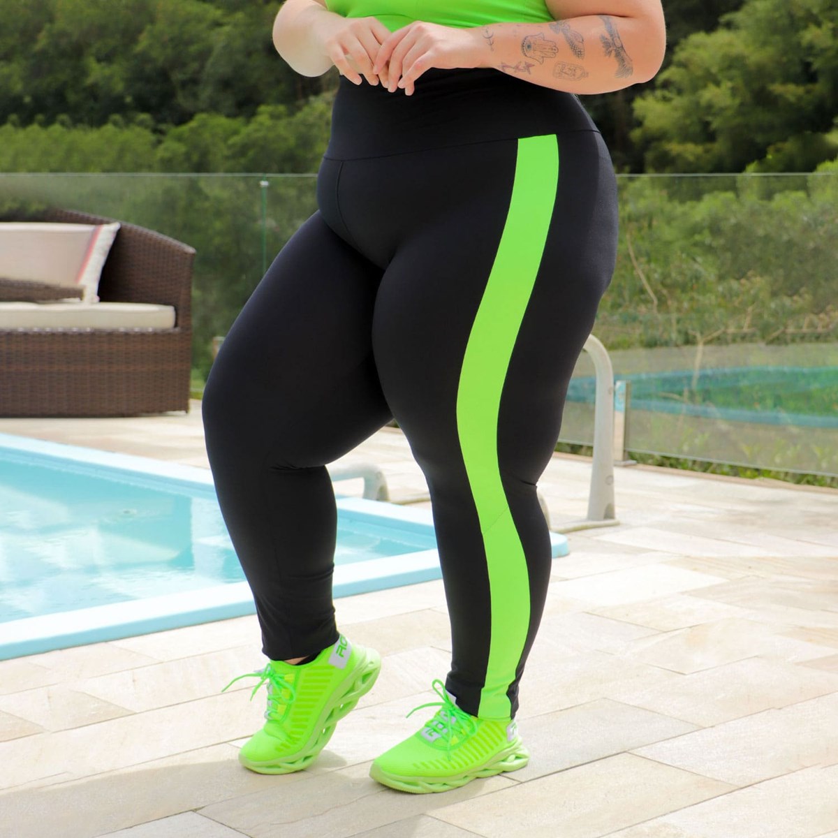 Calça Legging Plus Size Preta com Recortes Verde Neon | Ref: 4.4.4308-0132