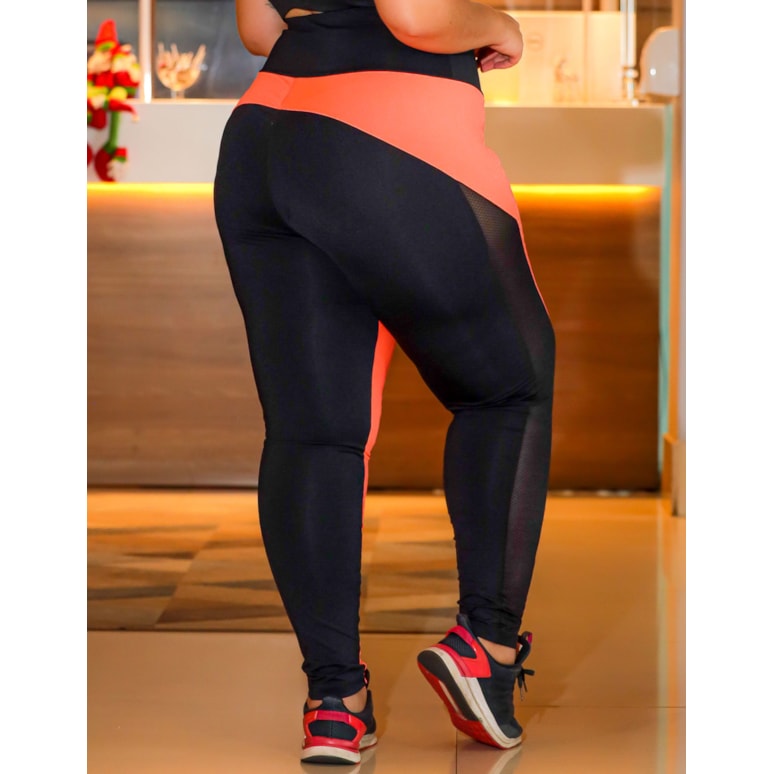 Calça Legging Preta Plus Size com Recortes de Cirrê