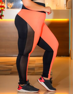 Calça Legging Plus Size Preta e Laranja Neon com Recortes de Tela | Re