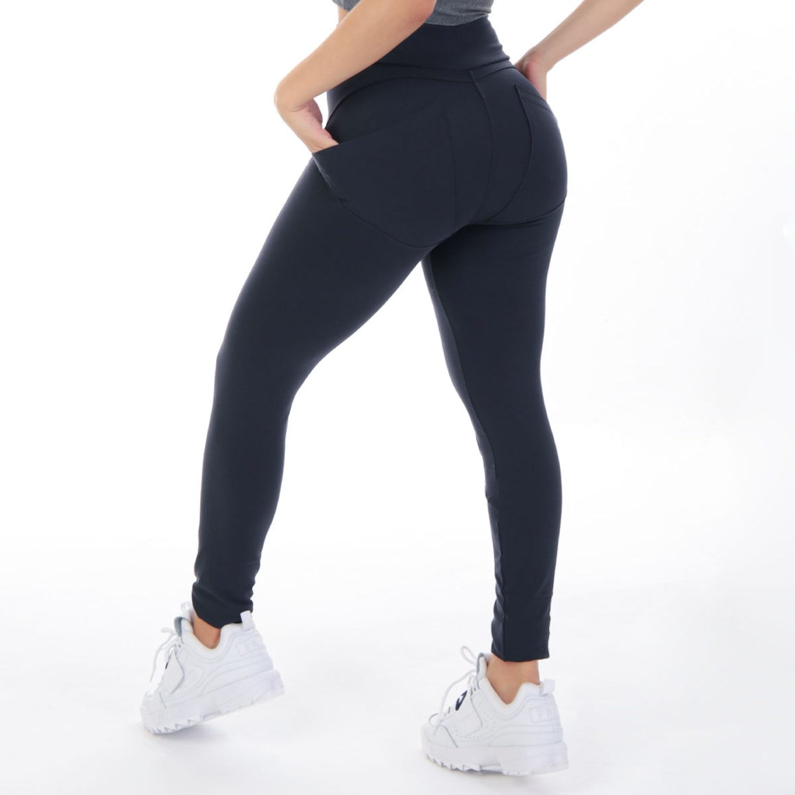 Calça Legging Preta de Poliamida Valoriza Bumbum com Bolsos | Ref: 3.3