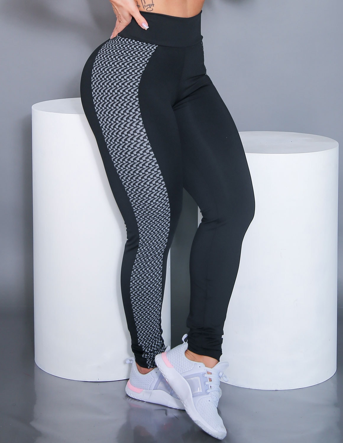 Calça Montaria Preta com Recortes na Lateral em Tecido Jacquard | Ref: