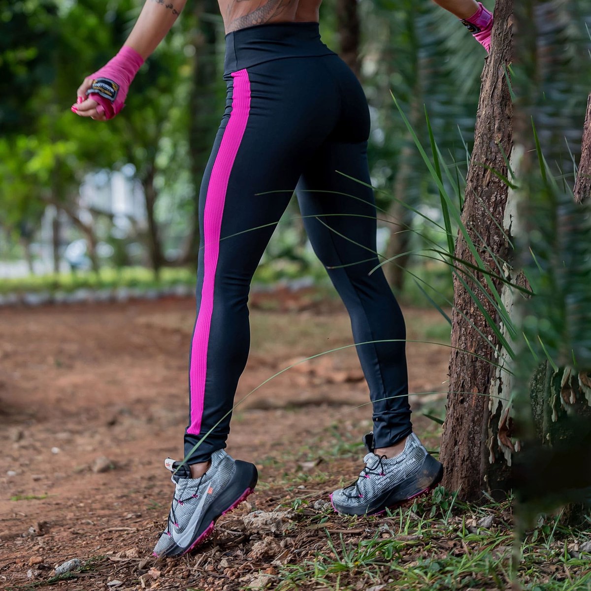 Calça Punho Fitness Preta com Tela de Poliamida Rosa | Ref: 4.4.4259-0121
