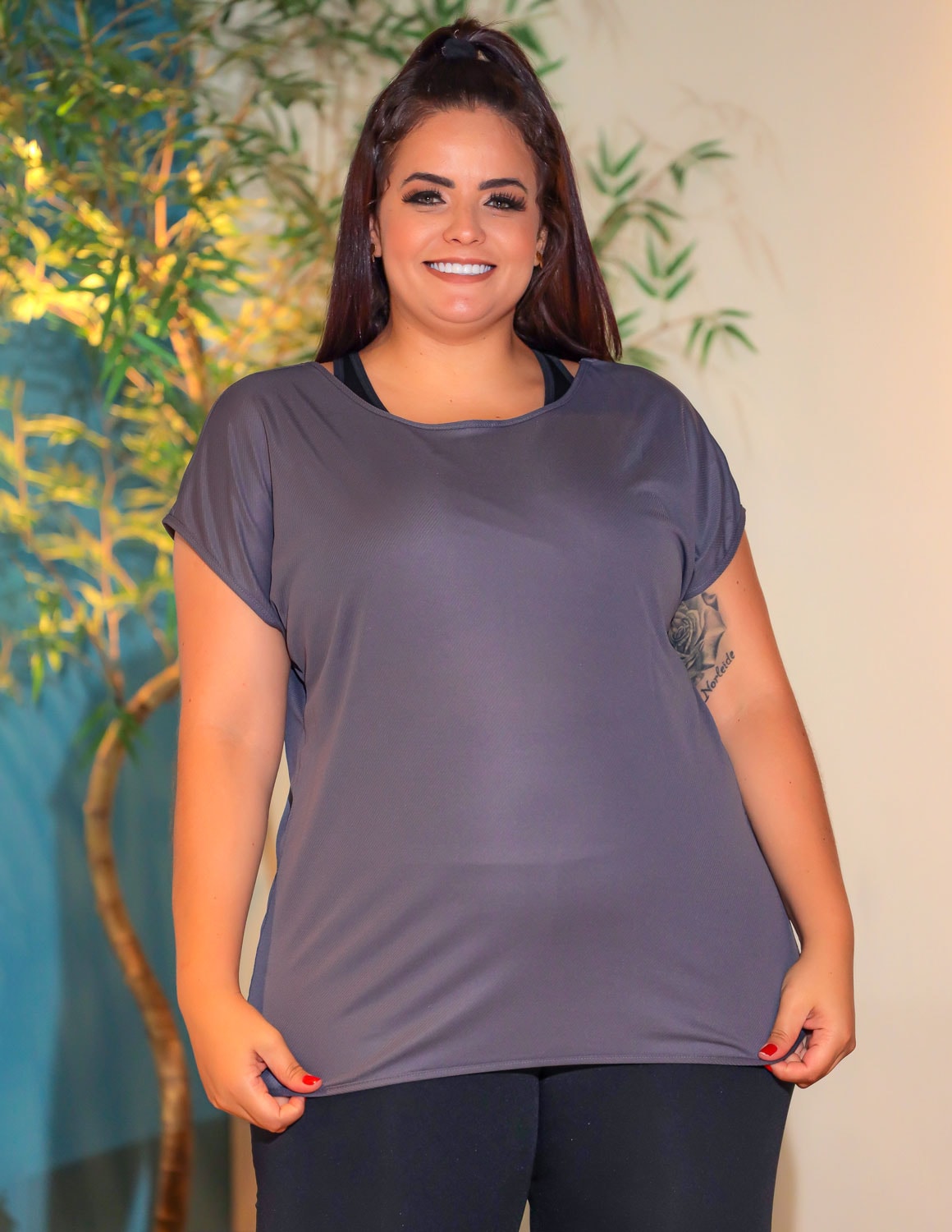 Camiseta Plus Size Feminina Esportiva em Dry Fit Furadinho