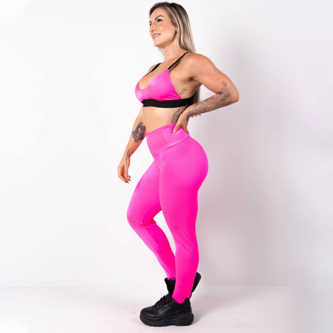 Conjunto em Poliamida Texturizada Calça Cintura Alta e Top Rosa Neon |