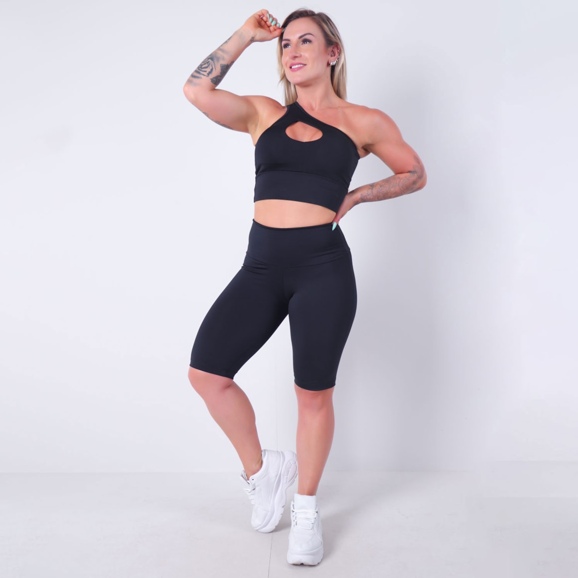 Conjunto Fitness Preto Cropped com Bojo e Bermuda Ciclista | Ref: 8.8.