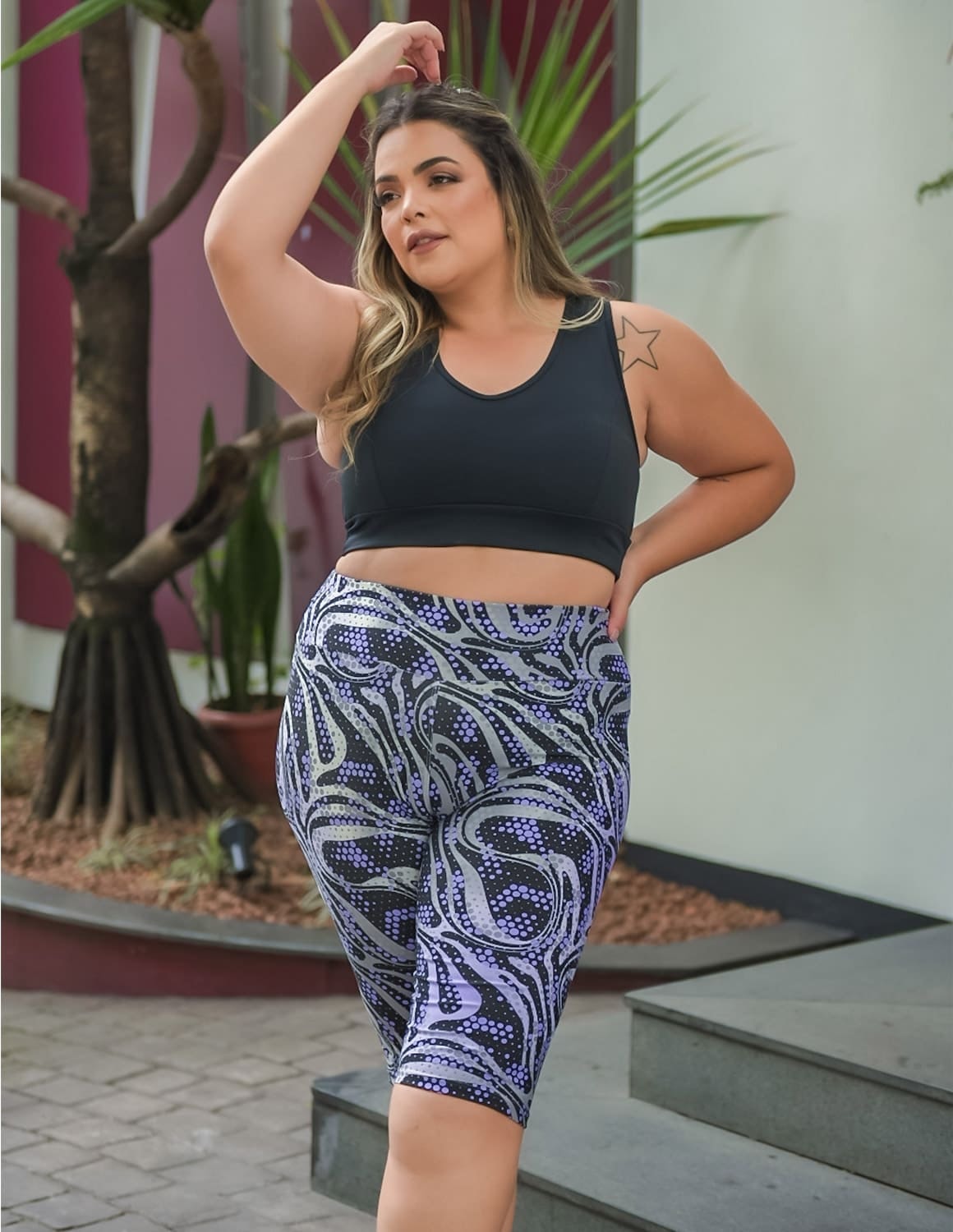 Conjunto Plus Size com Bermuda Ciclista Estampada e Top Preto sem Bojo
