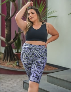 Conjunto Plus Size com Bermuda Ciclista Estampada e Top Preto sem Bojo