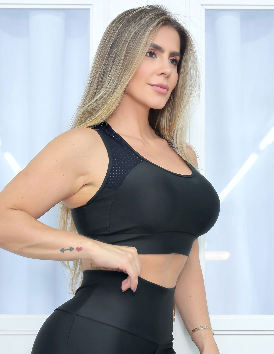 Cropped Fitness sem Bojo com Design Moderno e Recortes em Tela Respirá