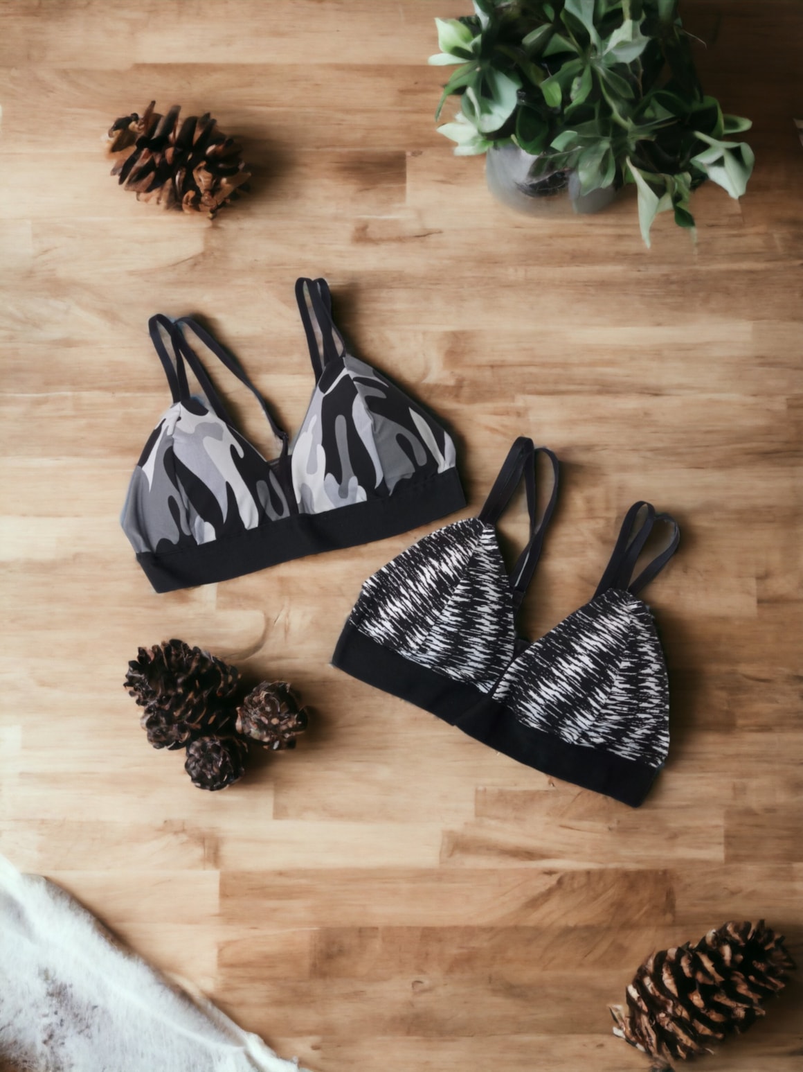 Kit com 2 Tops Feminino Fitness Estampado com Alcinhas e Bojo Removíve