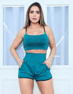 Look Esportivo Feminino com Short e Top com Bojo de Alcinhas