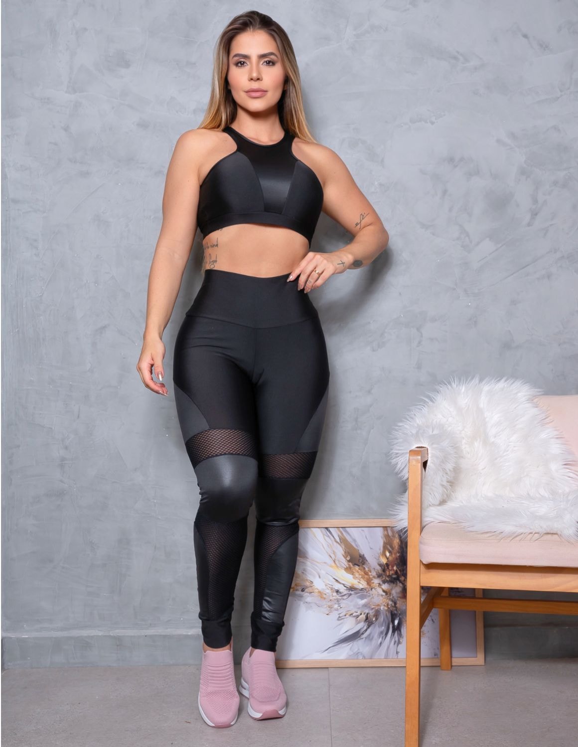 Look Feminino com Top sem Bojo e Calça com Recortes em Tela e Cirrê