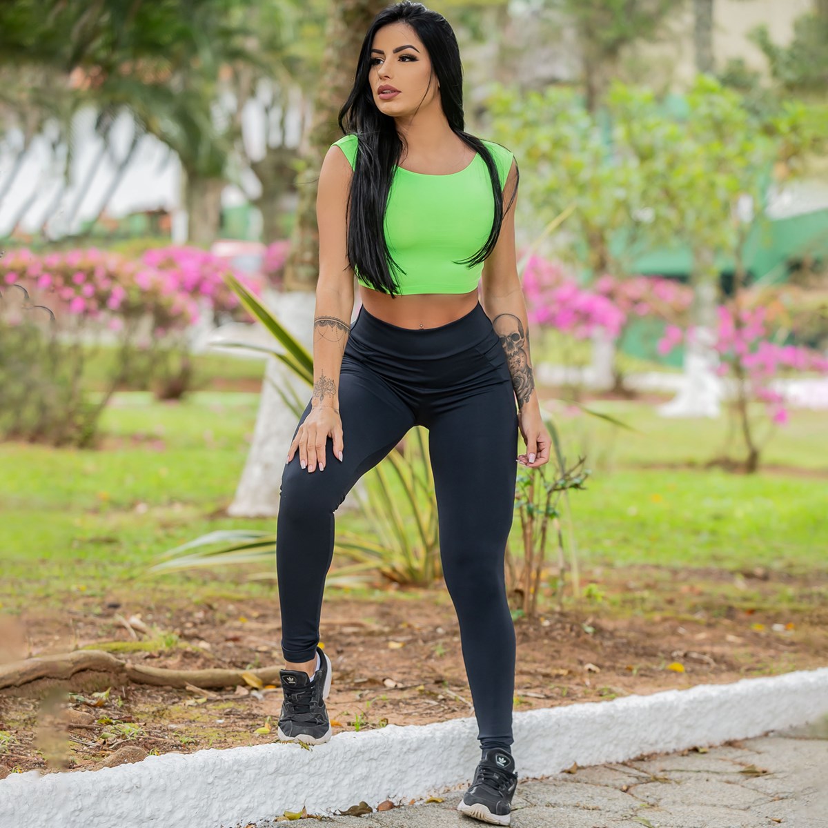 Look Fitness com Cropped Verde Neon e Calça Preta Empina Bumbum | Ref: 6.6.0095-0132