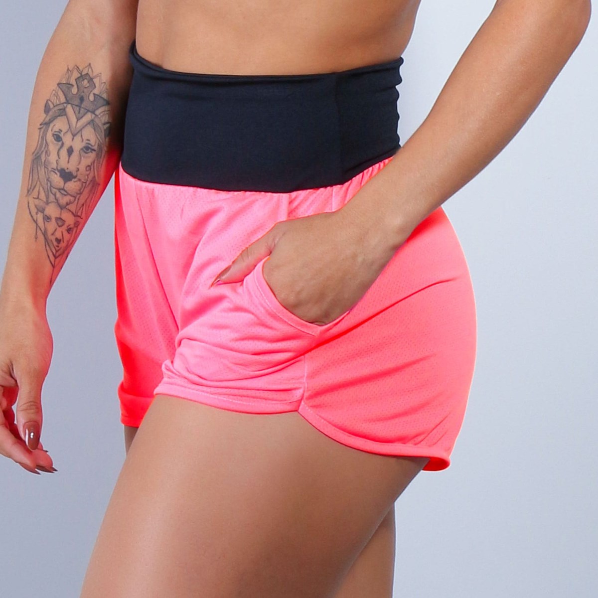 Short Fitness Dry Fit Rosa Neon com Bolsos e Cós Preto | Ref: 4.4.4391-3901
