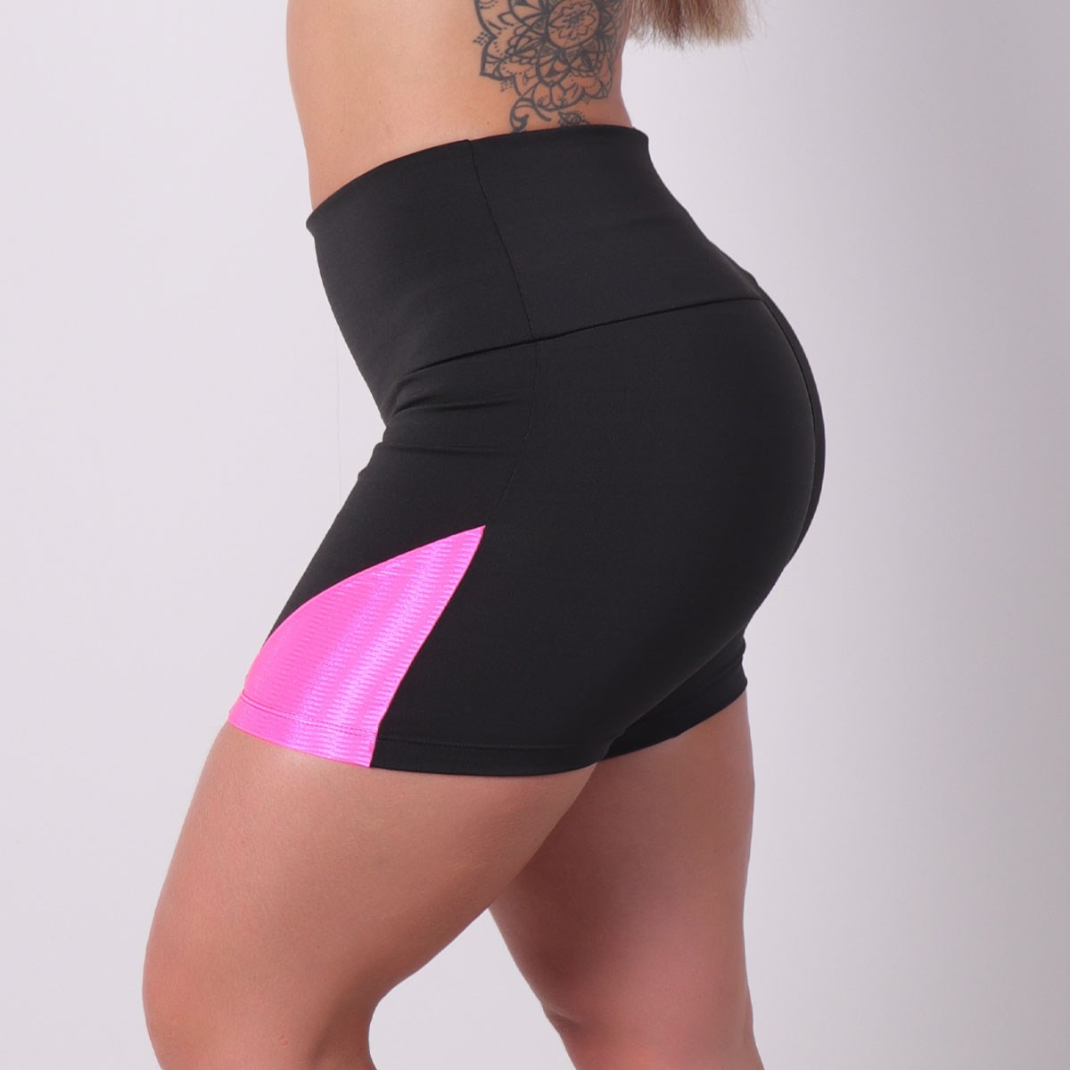 Short Fitness Preto com Recortes Rosa Neon | Ref: 4.4.4198N-0139